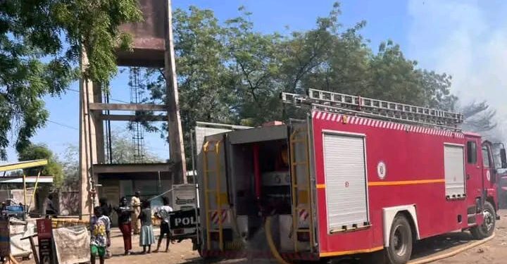Tchad : Les sapeurs-pompiers maîtrisent un incendie au petit marché mbademta dans le 7ᵉ arrondissement