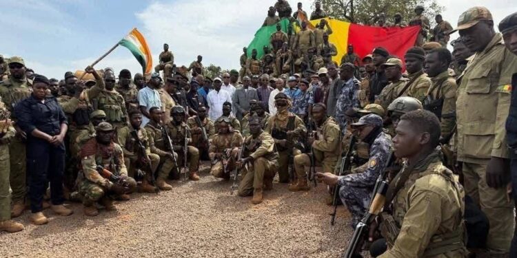 Le Niger offre 82 citernes au Mali pour renforcer la coopération militaire