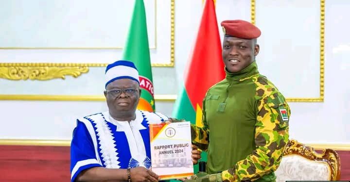 Burkina Faso : Le Président Traoré reçoit le Rapport public annuel 2024 de la Cour des comptes et insiste sur un suivi rigoureux