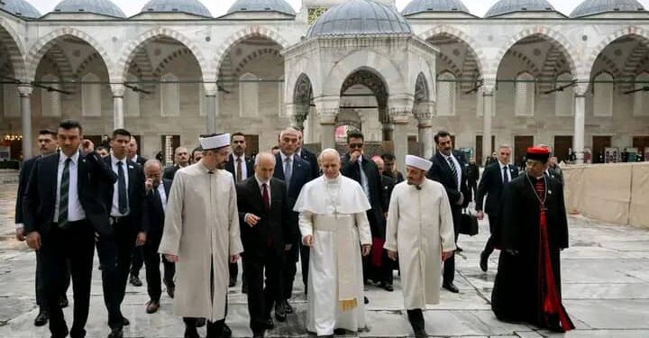 Turquie : Le Pape Léon XIV visite la célèbre Mosquée Bleue d&rsquo;Istanbul.