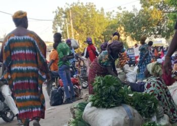 Tchad : Quand le bitume devient boutique, l’étau du commerce informel qui étrangle la circulation à N’Djamena