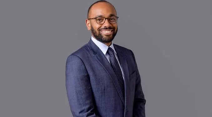 Gabon: 1 000 milliards de francs CFA retrouvés sur un compte de Noureddin Bongo Valentin, soit l’équivalent de vingt années de bourses étudiantes.