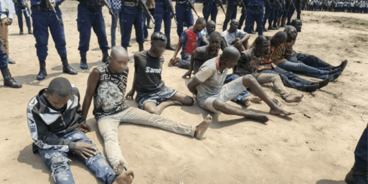 RDC : Douze présumés criminels arrêtés à Kisangani lors de l’opération Ndobo, des armes à feu saisies
