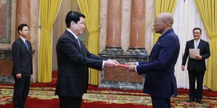 Diplomatie : L&rsquo;ambassadeur du Tchad au Vietnam présente ses lettres de créance au Président vietnamien