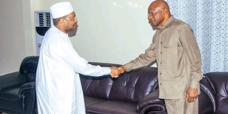 Tchad : Le Médiateur de la République reçoit Bachar-Edinne Alhariss, un ancien exilé