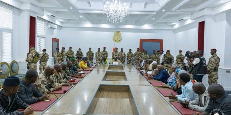 Guinée Conakry : Mamadi Doumbouya préside un Conseil de sécurité à quelques heures de la Présidentielle