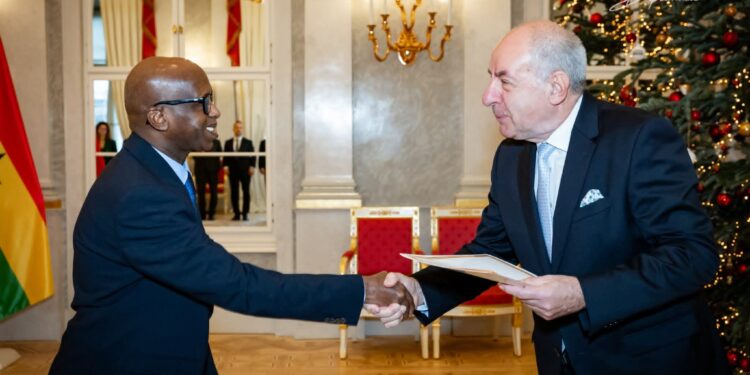 Diplomatie : L&rsquo;ambassadeur du Tchad en Hongrie présente ses lettres de créance au chef de l&rsquo;État hongrois