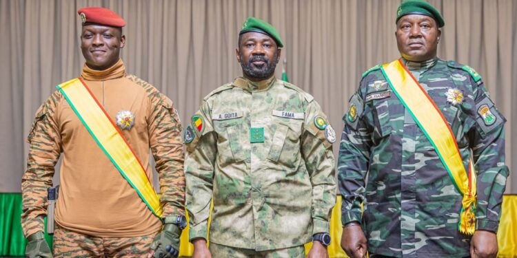 ​Mali : Gal Assimi Goïta décore ses pairs du Burkina et du Niger au sommet de l’AES
