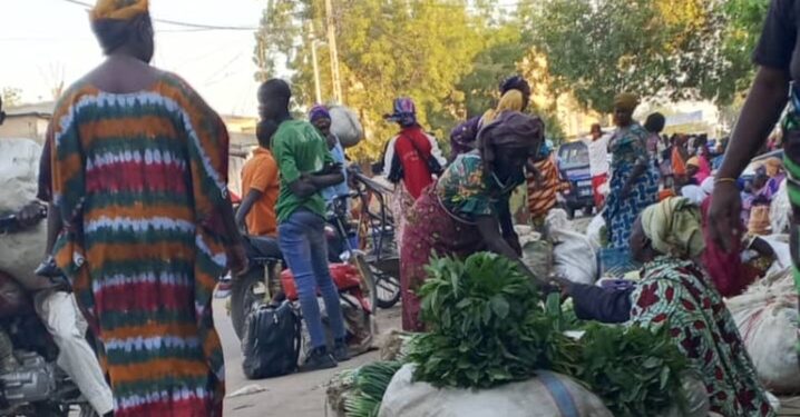 Tchad : Quand le bitume devient boutique, l’étau du commerce informel qui étrangle la circulation à N’Djamena