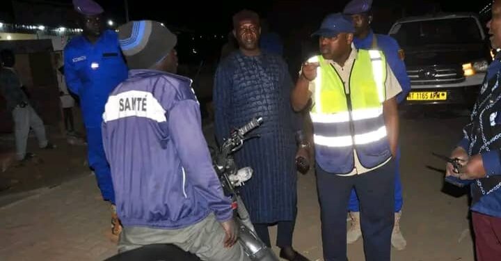 N&rsquo;Djaména : Le Maire Senoussi Hassana Abdoulaye en visite de terrain nocturne