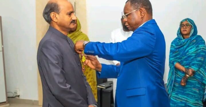 Tchad : Le Premier ministre salue la mission de l&rsquo;ambassadeur de l&rsquo;Inde en fin de séjour ; celui-ci est élevé au rang d’Officier de l’Ordre National.
