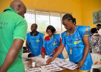 بدء التصويت في جمهورية أفريقيا الوسطى في انتخابات عامة وتسابق تواديرا على ولاية ثالثة