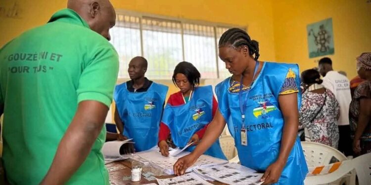 بدء التصويت في جمهورية أفريقيا الوسطى في انتخابات عامة وتسابق تواديرا على ولاية ثالثة