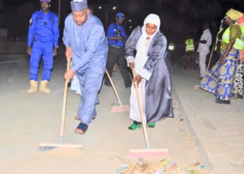 ​N&rsquo;Djaména : Le Maire Sénoussi Hassana Abdoulaye lance l&rsquo;assainissement nocturne au Pont de la Refondation