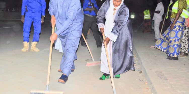 ​N&rsquo;Djaména : Le Maire Sénoussi Hassana Abdoulaye lance l&rsquo;assainissement nocturne au Pont de la Refondation