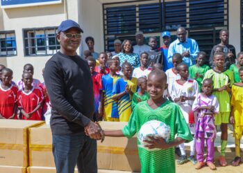 Tchad : La FTFA offre des kits aux arbitres et ouvre ses portes aux centres de formation.