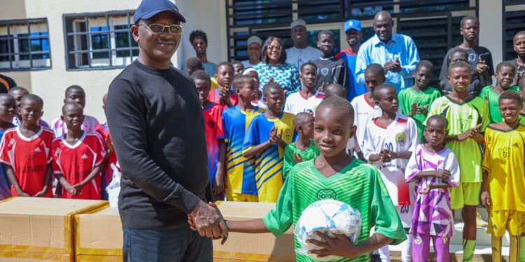 Tchad : La FTFA offre des kits aux arbitres et ouvre ses portes aux centres de formation.