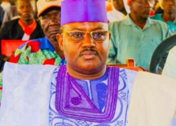 Moyen-Chari : L&rsquo;association « Tous à Sarh » honore le Sultan Mahamat Moussa Bézo pour son engagement en faveur de la cohésion sociale.