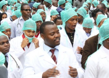 نزيف الكوادر الطبية في نيجيريا: آلاف الأطباء يغادرون والنظام الصحي تحت الضغط