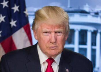 ​US : Donald Trump menace de prison quiconque brûlerait le drapeau américain