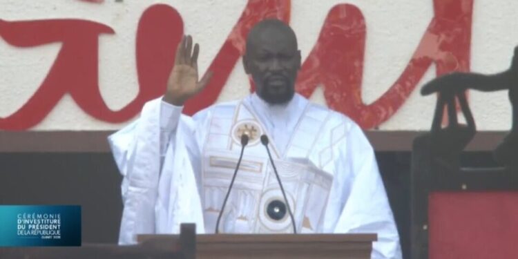 كوناكري: مامادي دومبويا يتولى رئاسة غينيا رسميًا ويَعِد بمرحلة حكم جديدة