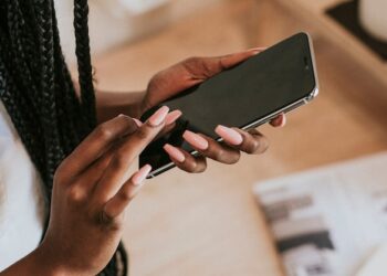 ​Tchad : Le smartphone, nouveau maître de maison chez les jeunes N’Djamenoises ?