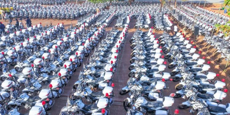 ​Burkina Faso : Le Président Ibrahim Traoré dote la Police nationale de 2 000 motos pour renforcer la sécurité de proximité