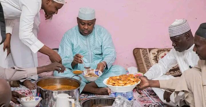 N&rsquo;djamena : Le maire rompt le jeûne aux côtés de ses concitoyens