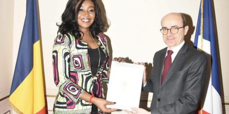 Diplomatie : L&rsquo;ambassadrice du Tchad à Paris présente les copies figurées de ses lettres de créances