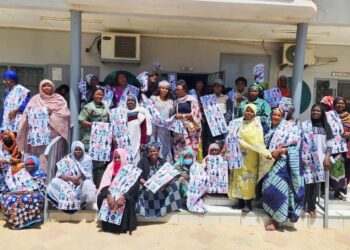 Tchad : Le Ministre de l&rsquo;environnement offre des étoffes de SENAFET aux femmes du ministère