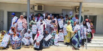 Tchad : Le Ministre de l&rsquo;environnement offre des étoffes de SENAFET aux femmes du ministère