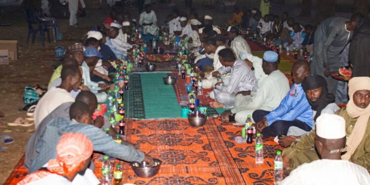 Moyen-Chari : La jeunesse et les autorités communient autour d&rsquo;un Iftar à Danamadji