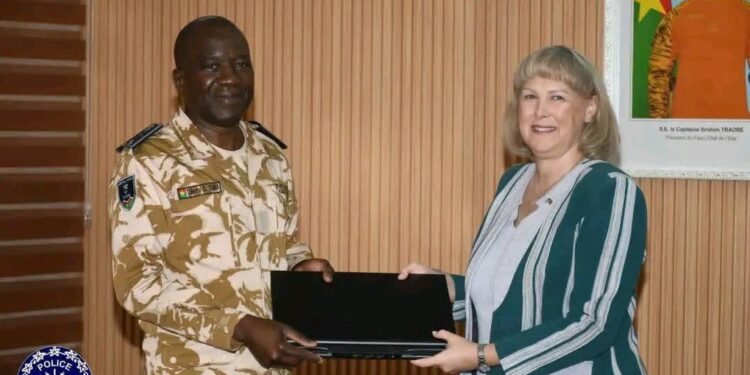 Burkina Faso : Les États-Unis offrent des équipements médico-légaux à la Police Technique et Scientifique.