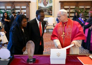 Guinée équatoriale : la visite du pape Léon XIV suscite espoir et tensions sociales.
