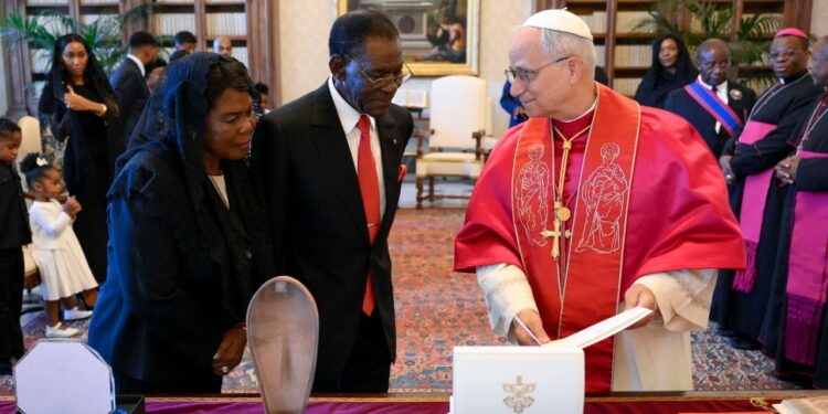 Guinée équatoriale : la visite du pape Léon XIV suscite espoir et tensions sociales.