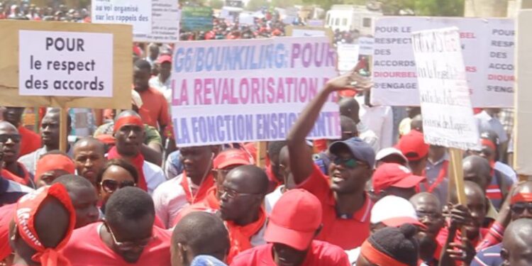 توتر متصاعد في السنغال بعد خصم رواتب المعلمين المضربين