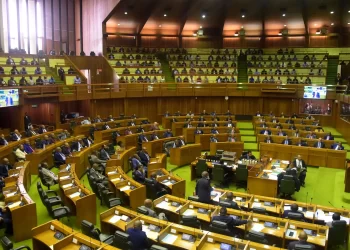 غينيا: السلطات تحلّ 40 حزباً سياسياً قبل الانتخابات