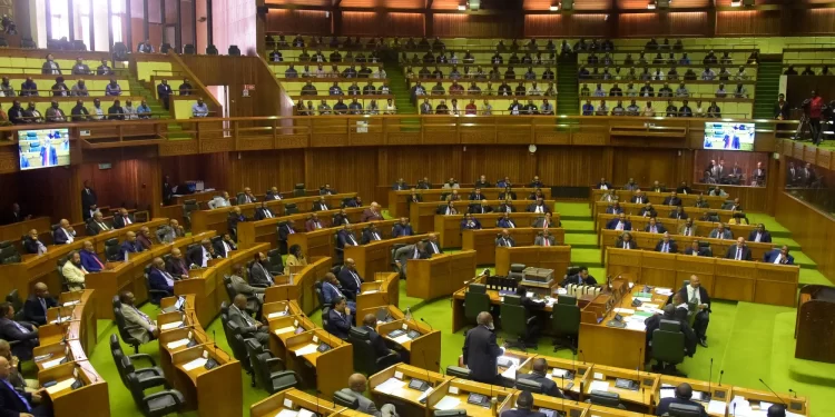 غينيا: السلطات تحلّ 40 حزباً سياسياً قبل الانتخابات