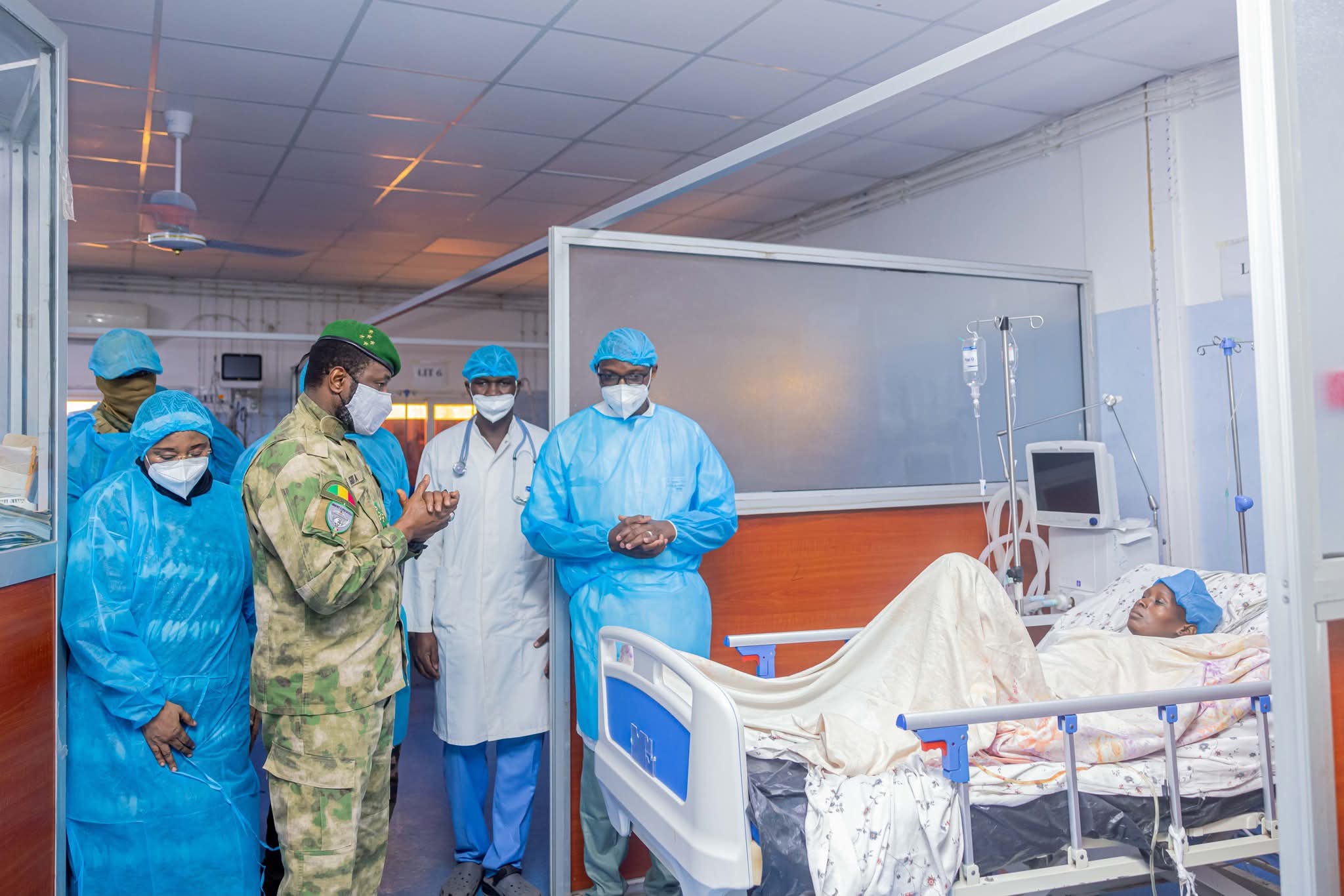 ​Mali : Après les attaques du 25 avril, Assimi Goïta au chevet des blessés et auprès de la famille du Général Sadio Camara