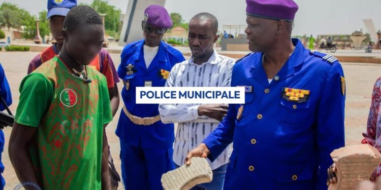 ​N’Djaména : deux individus interpellés pour vol de pavés à la Place de la Nation