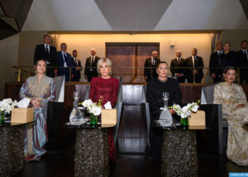 ​Ouverture du Théâtre Royal de Rabat : LL.AA.RR. les Princesses Lalla Khadija, Lalla Meryem et Lalla Hasnaa, accompagnées de Mme Brigitte Macron, président une soirée historique
