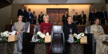 ​Ouverture du Théâtre Royal de Rabat : LL.AA.RR. les Princesses Lalla Khadija, Lalla Meryem et Lalla Hasnaa, accompagnées de Mme Brigitte Macron, président une soirée historique