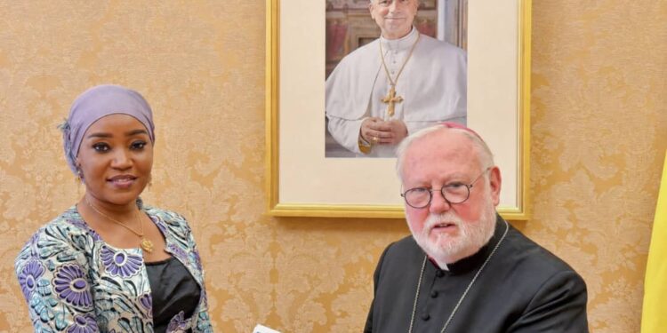 Diplomatie : Mme Amina Priscille Longoh présente les copies figurées de ses lettres de créance au Vatican