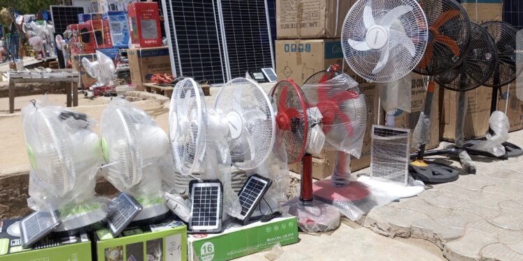 N&rsquo;djamena : La flambée des prix des ventilateurs solaires accable les ménages en pleine canicule