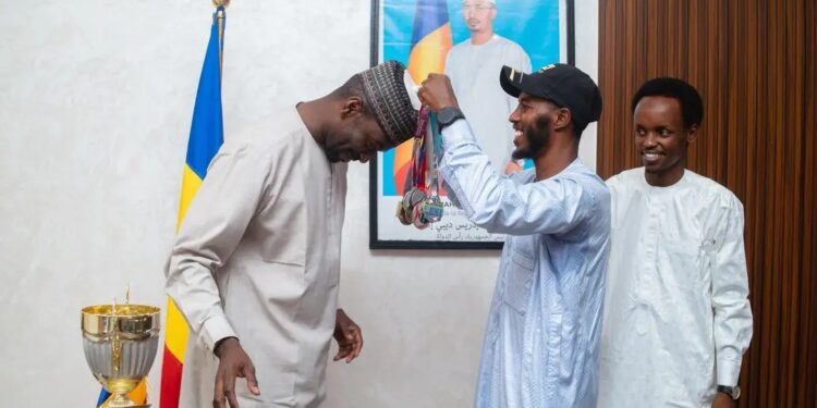 Tchad : L&rsquo;athlète Ali Barak présente ses trophées au Ministre de la Jeunesse et des Sports