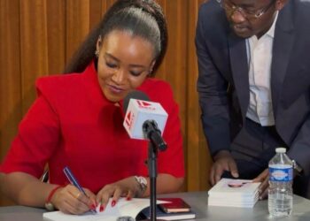 Amina Priscille Longoh présente son autobiographie à la Sorbonne