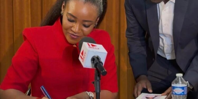 Amina Priscille Longoh présente son autobiographie à la Sorbonne