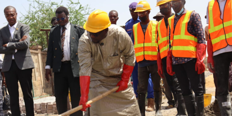 N’djamena : Le maire du 3eme arrondissement encourage les jeunes de sa circonscription