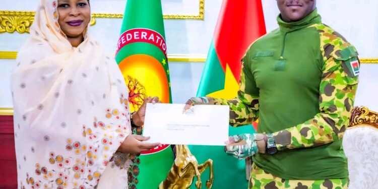 Burkina Faso : Le Capitaine Ibrahim Traoré reçoit une émissaire tchadienne à Ouagadougou