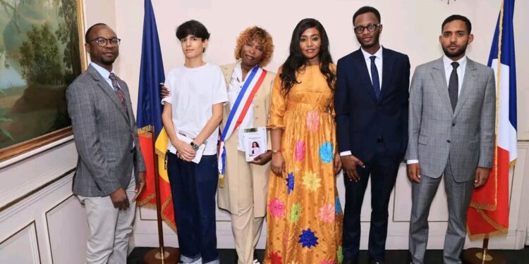 À Paris, Amina Priscille Longoh reçoit l’adjointe au maire de Courbevoie, une originaire du Tchad
